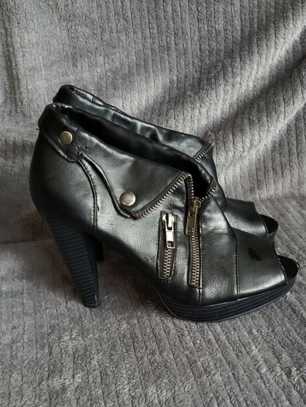 Womens size 8.5 Hot Tomato black peep toe heeled ankle boots biker-style zipper